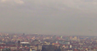 Copertina di Lo smog copre Torino, dalla Mole Antonelliana non si distingue Superga: la città è tornata in arancione – Video