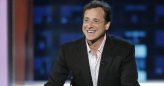 Copertina di Morto Bob Saget, l’attore ha sbattuto la testa procurandosi un trauma cranico: non se ne è accorto ed è andato a dormire