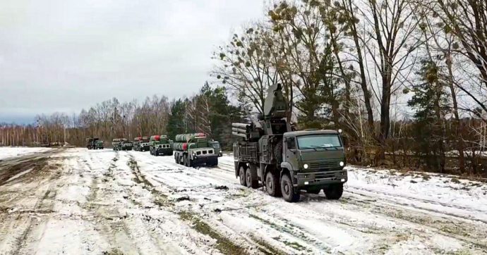 Ucraina, le forze russe portano crematori mobili al fronte da usare durante il conflitto “per coprire eventuali perdite future”