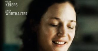 Copertina di Stringimi forte, è assolutamente il film dell’anno: recuperatelo ovunque lo proiettino