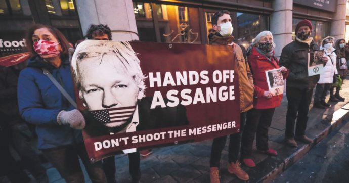 Copertina di Assange, con le criptovalute raccolti 45 milioni per i legali