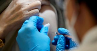 Copertina di Vaccini anti Covid e “morte cardiaca”, lo studio dei Cdc in Usa: “Non c’è associazione”