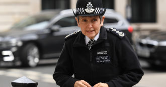 Copertina di Gran Bretagna, razzismo e molestie sessuali tra gli agenti di Scotland Yard: si dimette la comandante Cressida Dick
