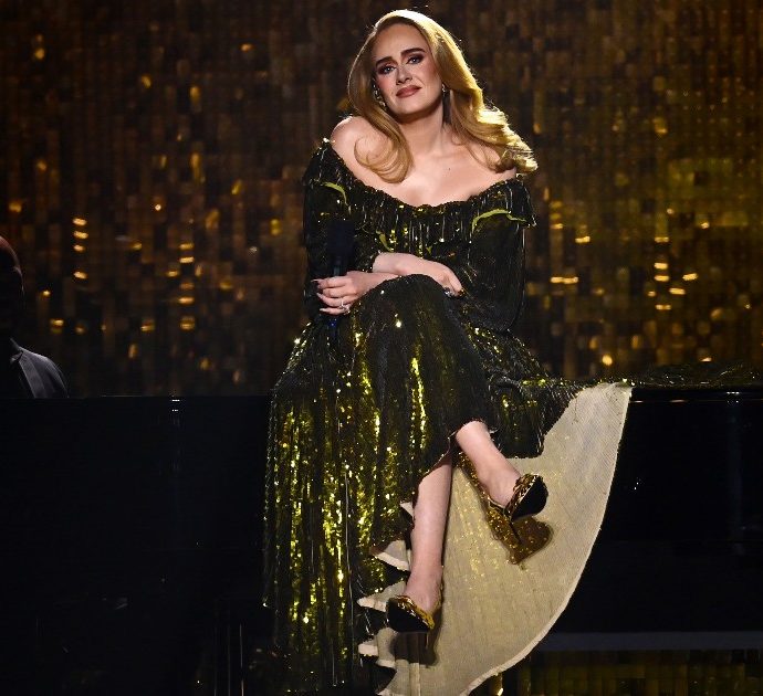 Adele sotto attacco perché ama “davvero essere una donna”. L’accusa principale che le viene mossa? Transfobia