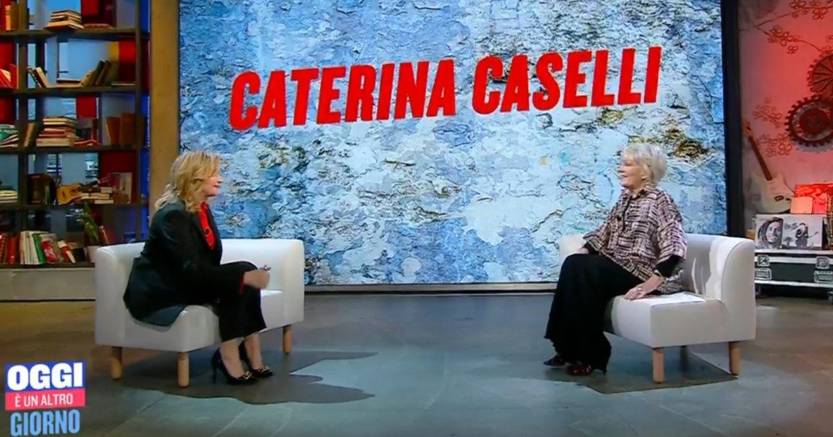 Oggi è un altro giorno, Caterina Caselli si commuove: “Mio padre si è suicidato quando avevo 15 anni. Per anni in famiglia non ne abbiamo parlato”