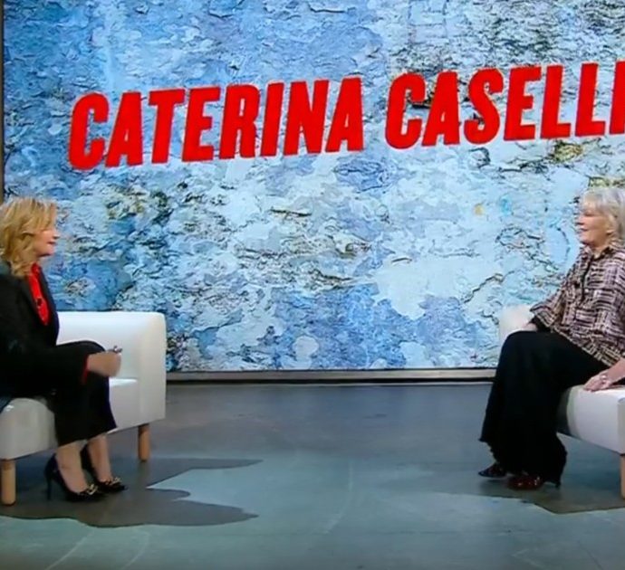 Oggi è un altro giorno, Caterina Caselli si commuove: “Mio padre si è suicidato quando avevo 15 anni. Per anni in famiglia non ne abbiamo parlato”