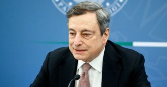 Copertina di Draghi chiude la porta ai partiti: “Io leader politico? Lo escludo, sono stato chiaro?”. E sul rimpasto: “Squadra efficiente e va avanti”