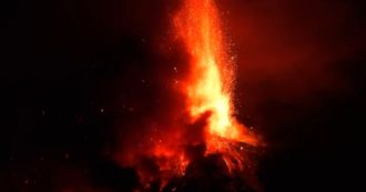 Copertina di L’Etna erutta e dà spettacolo: ecco le fontane di lava e la nube di cenere alta 10 chilometri. Le immagini
