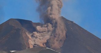 Copertina di Etna, frana sul cratere sud-est: ecco come cambia la forma del cratere -video
