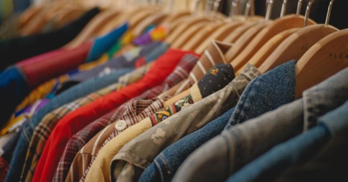 Copertina di Vintage, la seconda vita di abiti e oggetti può essere sostenibile