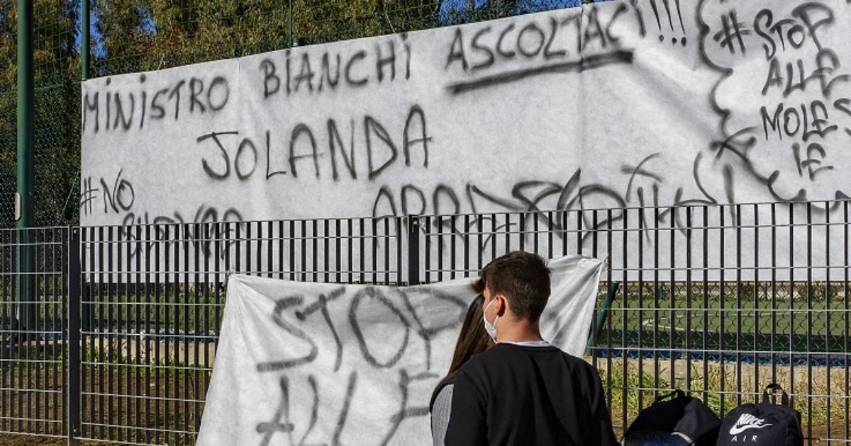 Liceo occupato a Cosenza contro le molestie, le lettere di genitori e prof: “Ragazzi puri”. “La lezione ce l’avete data voi, dovevamo capire”