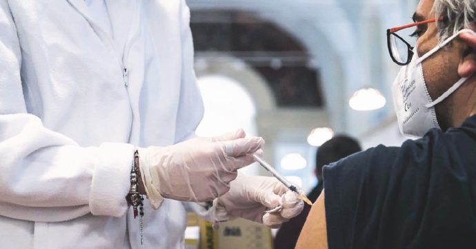 Firenze, vaccinazioni mai avvenute per ottenere Green pass falsi: arrestato un medico di base, altre 35 persone indagate