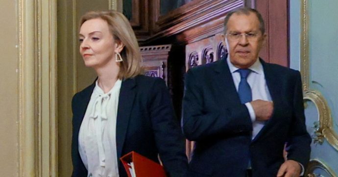 Copertina di Lavrov riceve l’inglese Truss “Il colloquio tra un sordo e un muto”