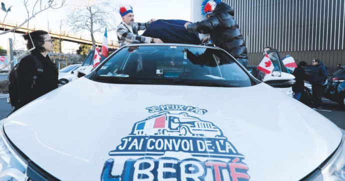 Parigi, il convoglio della libertà no vax non sfonda: solo pochi manifestanti riescono a entrare nella capitale. Nessun ferito e 44 fermi