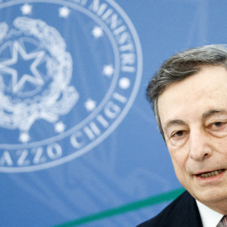 Copertina di Il governo in bolletta fa un regalo a Eni e Stellantis: il Fatto di domani 19 febbraio