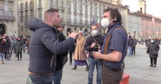 Copertina di Torino, No Green Pass in corteo a piazza Castello: il battibecco con l’artista di strada che ha diffuso il verso della pecora (video)