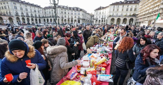 No Green pass, le proteste: a Torino in coda per querelare Draghi, a Perugia sfilano con una ghigliottina