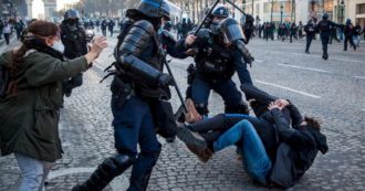 Copertina di Parigi, 97 arresti alla manifestazione no vax. Sui social video con agente che punta la pistola: la polizia apre un’indagine interna