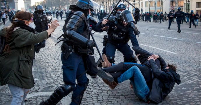 Parigi, 97 arresti alla manifestazione no vax. Sui social video con agente che punta la pistola: la polizia apre un’indagine interna