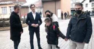 Copertina di Bambina con sindrome di down bullizzata, il presidente macedone Stevo Pendarovski la accompagna a scuola mano nella mano