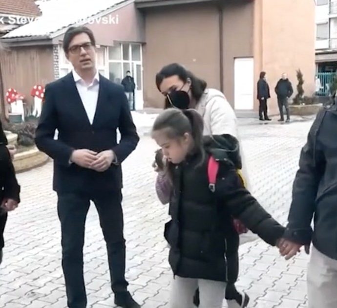 Bambina con sindrome di down bullizzata, il presidente macedone Stevo Pendarovski la accompagna a scuola mano nella mano