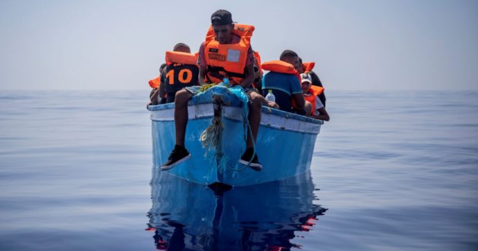 Migranti, nel mare che culla la vita ma uccide chi cerca fortuna: un dramma che non fa più notizia