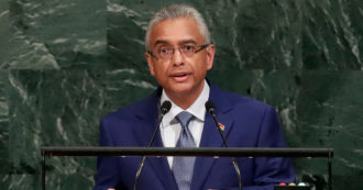 Copertina di Mauritius sfida la Gran Bretagna e issa la propria bandiera sull’arcipelago di Chagos. Londra: “Nessun dubbio su nostra sovranità”