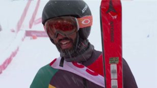 Copertina di Olimpiadi di Pechino 2022, il dj Benjamin Alexander arriva ultimo ma sorride e chiede una birra. Ha imparato a sciare solo 7 anni fa
