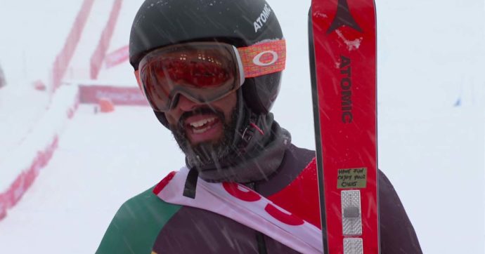 Olimpiadi di Pechino 2022, il dj Benjamin Alexander arriva ultimo ma sorride e chiede una birra. Ha imparato a sciare solo 7 anni fa