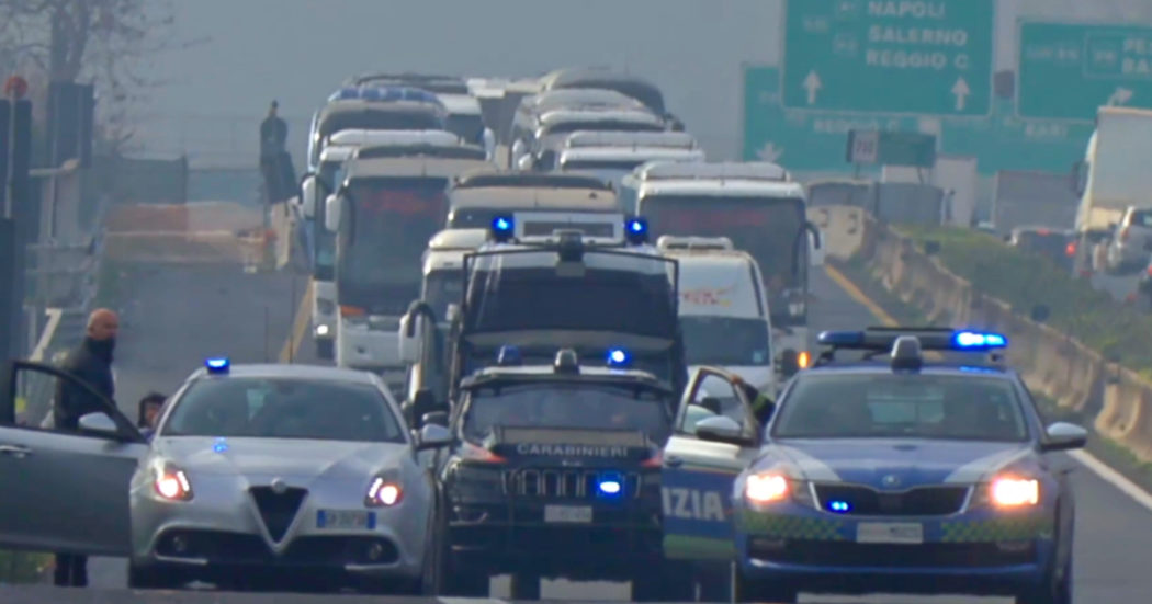 Corteo di bus turistici sulla A1: la protesta contro il governo per la crisi del settore – Video