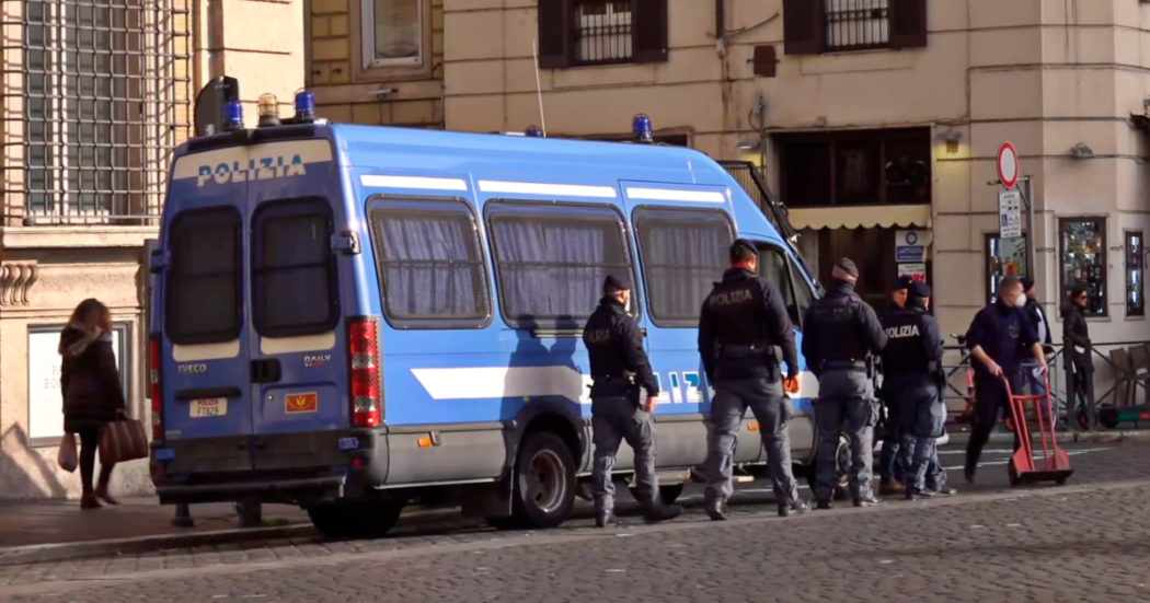 Protesta no vax a Roma, piazza Venezia presidiata da forze dell’ordine ed elicotteri – Video