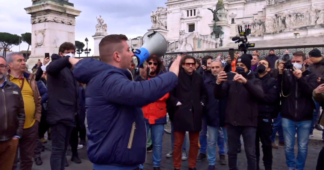 No vax in protesta a Roma, il presidio di piazza Venezia viene fatto spostare dalle forze dell’ordine – Video