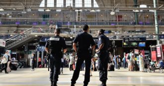 Copertina di Parigi, uomo minaccia polizia e passanti con un coltello con la scritta Acab a Gare du Nord: gli agenti sparano e lo uccidono