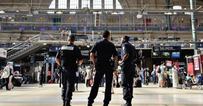 Parigi, uomo minaccia polizia e passanti con un coltello con la scritta Acab a Gare du Nord: gli agenti sparano e lo uccidono