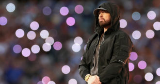 Copertina di Super Bowl, il grande spettacolo. Eminem si inginocchia, trionfa l’hip-hop. Quanto costa organizzarlo? E quanto vengono pagati gli artisti?