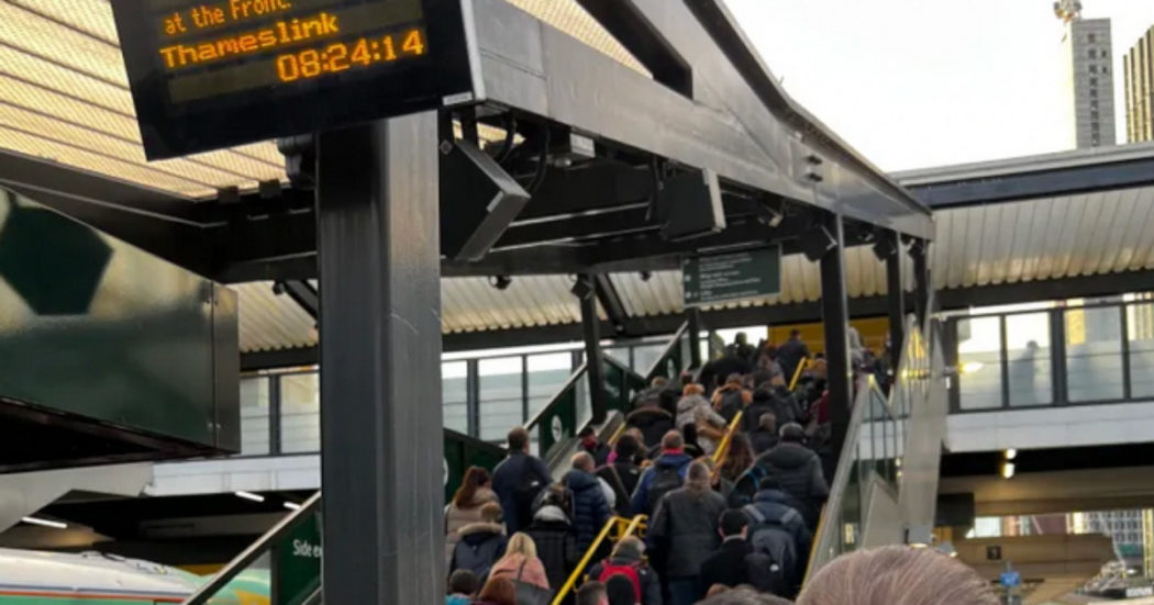 Scende dal bus è un uomo le strappa i capelli: l’appello delle forze dell’ordine