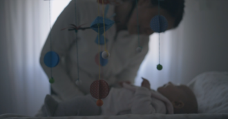 Maternità surrogata: la distanza tra UK e Grecia, dove è legale