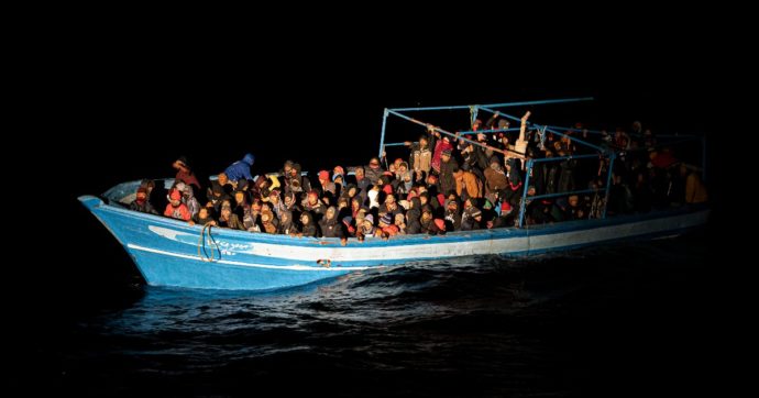 Migranti, soccorso peschereccio con oltre 600 persone. A Messina arrivati anche 5 cadaveri