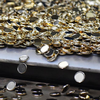 Copertina di 5 – Monete immateriali, la teoria economica che fa tremare il potere
