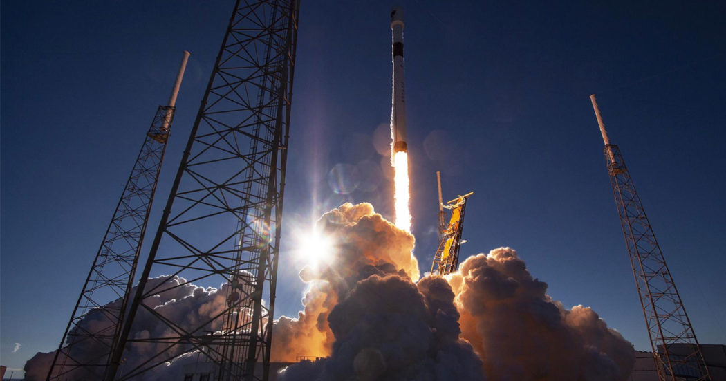 “Astronauta russo” le promette di sposarla e le chiede 30mila euro per rientrare dallo spazio: donna truffata