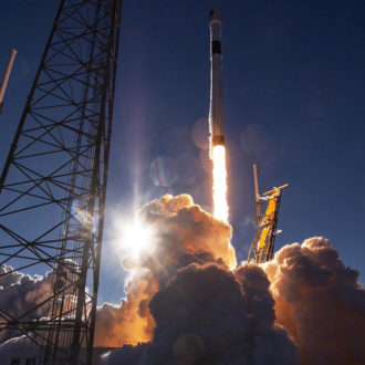 Copertina di 9 – Alla conquista dello spazio per salvarci la pelle: la missione di Bezos e Musk