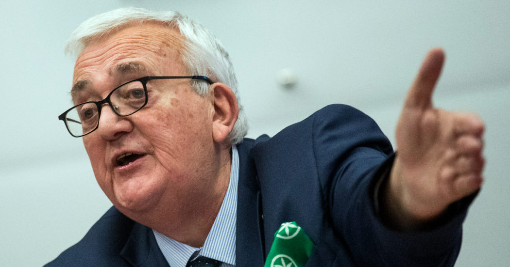 Borghezio andrà a giudizio per le minacce e gli sputi al controllore: il Parlamento europeo nega l’immunità all’ex deputato leghista