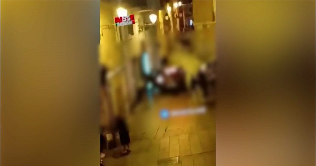 Cagliari, auto accerchiata e presa a calci e pugni da un gruppo di ragazzi: il video acquisito dalla polizia