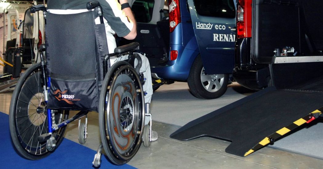 Mobilità disabile a ostacoli: “a Bologna ci sono bus accessibili, ma mancano gli autisti formati. E c’è chi non sa usare la pedana elettrica”