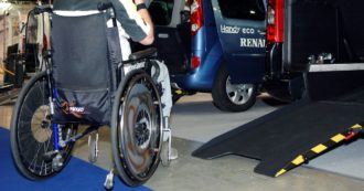Copertina di Mobilità disabile a ostacoli: “a Bologna ci sono bus accessibili, ma mancano gli autisti formati. E c’è chi non sa usare la pedana elettrica”