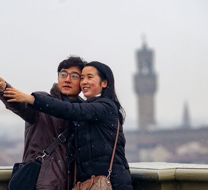 Firenze, la Disneyland del Rinascimento tra sfruttamento sfrenato e calo dei turisti: perché la bellezza dell’arte rischia di non bastare più
