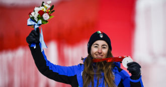 Copertina di Lo sport azzurro celebra l’impresa olimpica di Sofia Goggia. Jacobs: “I campioni cadono e si rialzano”. Paltrinieri: “So cosa ha provato”