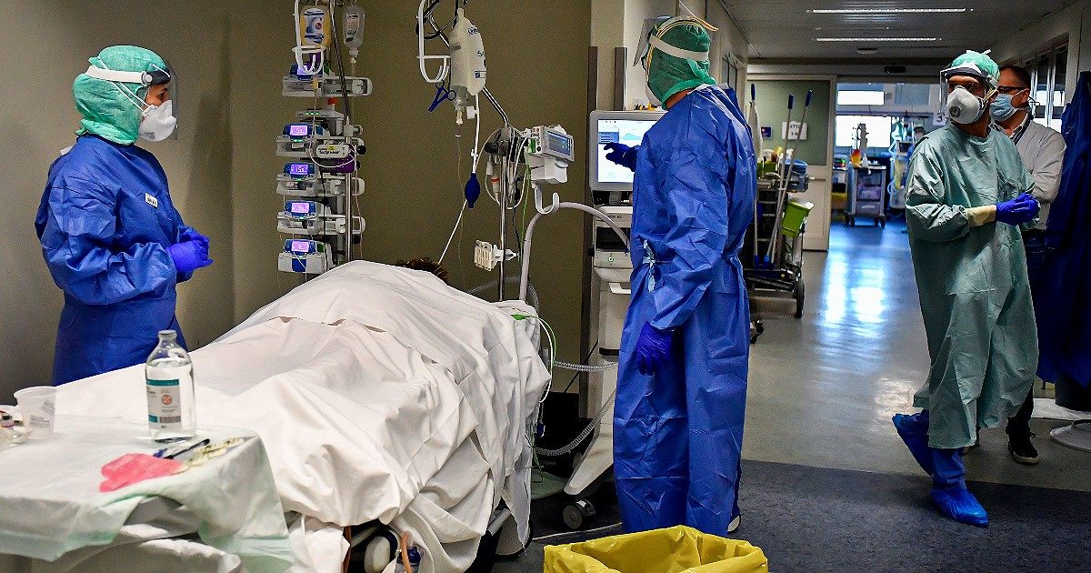 Dopo due anni di emergenza Covid i medici sono costretti a scioperare: “Turni insostenibili, poche tutele, carenza di personale. Poi lo schiaffo dei mancati ristori”