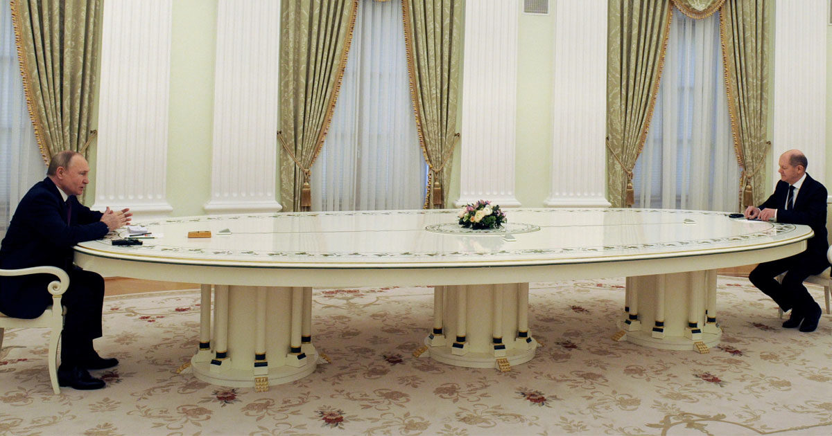 Ucraina, Russia ritira alcuni militari al confine. Putin vede Scholz: “Non accetteremo mai l’allargamento Nato”. La replica: “Non è negoziabile”