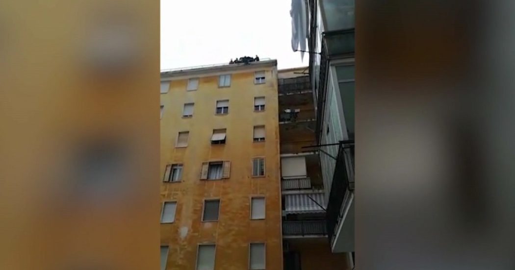 Livorno, donna minaccia di gettarsi nel vuoto: l’intervento di due poliziotti per salvarla – Video